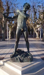 Statue: Nackter Jüngling