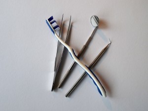 Zahnarztbesteck und Zahnbürste