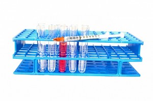 Reagenzgläser und Spritze im Labor